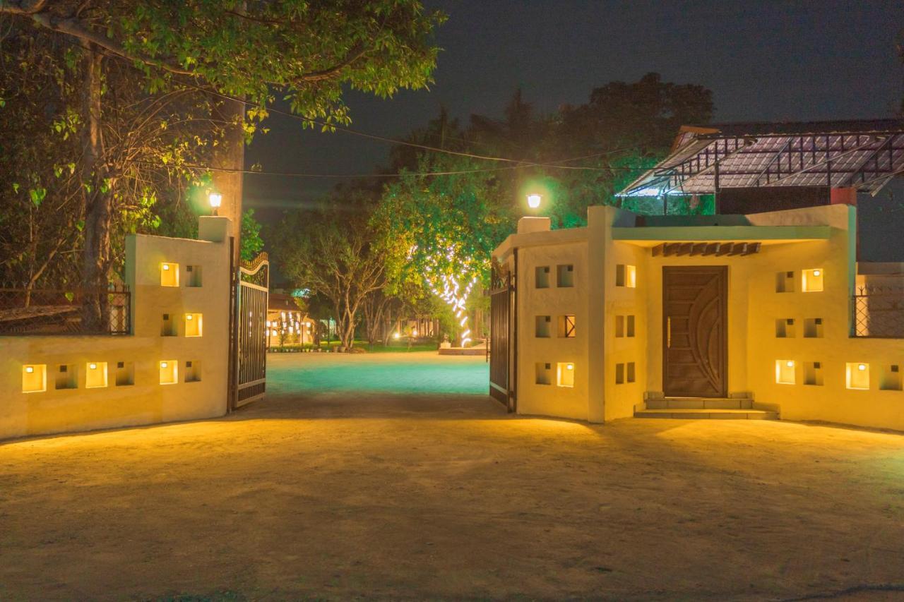 Royal Tiger Luxury Resort 4 Star Sauraha Zewnętrze zdjęcie