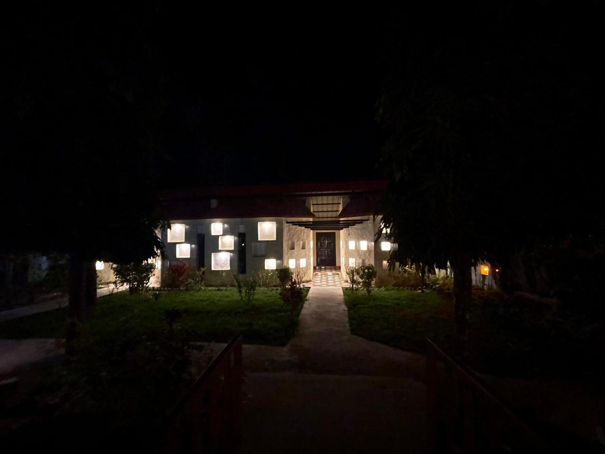 Royal Tiger Luxury Resort 4 Star Sauraha Zewnętrze zdjęcie