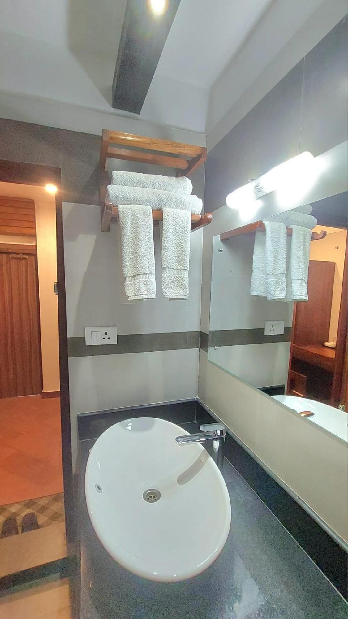 Royal Tiger Luxury Resort 4 Star Sauraha Zewnętrze zdjęcie